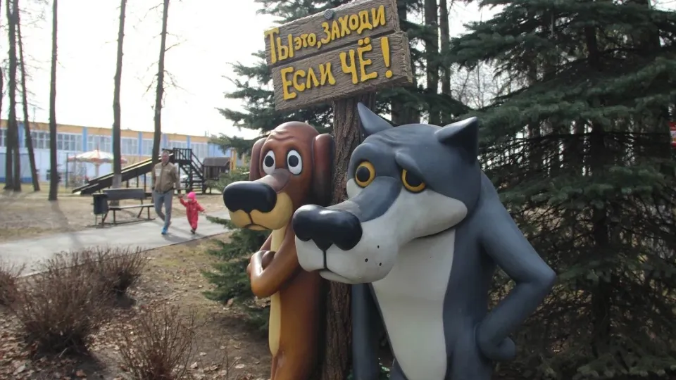 Легендарные герои встречают посетителей парка. Фото: REGIONS/Василий Тремасов