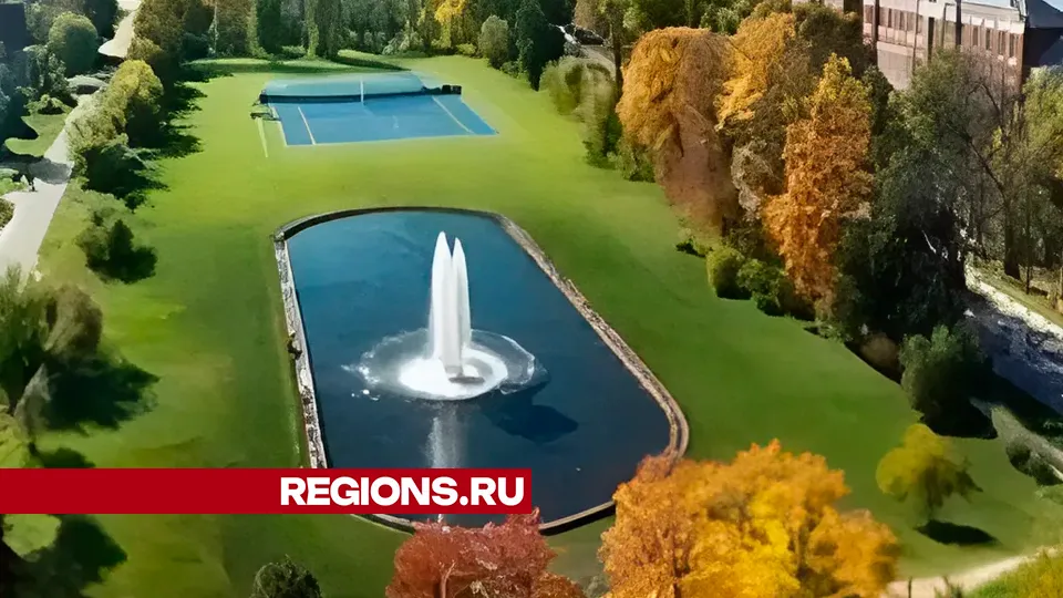 ИИ «считает», что фонтан и лужайки украсят локацию. Фото: REGIONS/Василий Тремасов