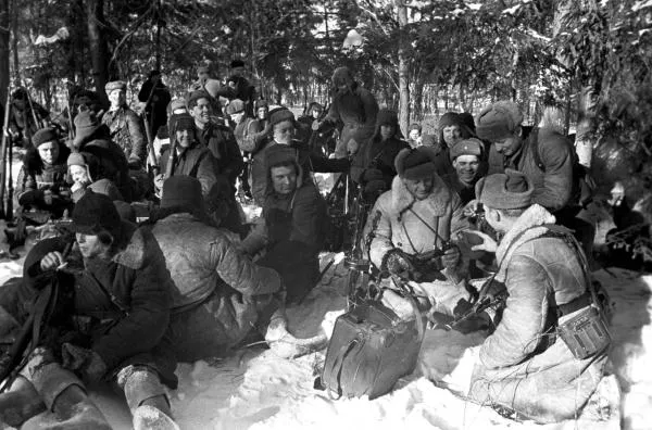 Великая Отечественная война 1941–1945 годы. Партизанский отряд Северо-Западного фронта во время привала