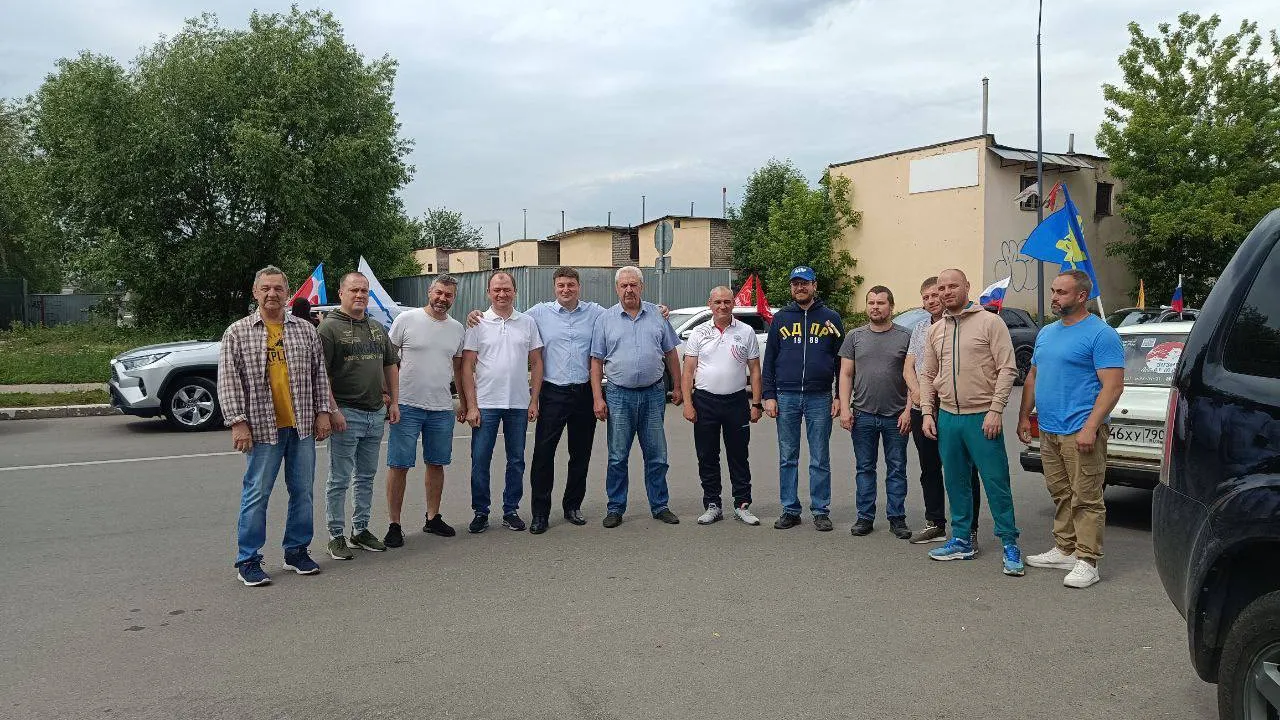 Глава Краснознаменска Владимир Пирогов (шестой справа), председатель Совета депутатов Александр Мостковой (шестой слева), заместитель председателя Совета депутатов Виталий Вышкварцев (пятый справа). Фото: t.me/krasnoznamensk_news&nbsp;