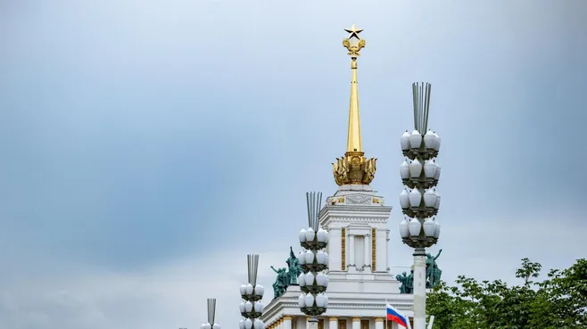 Русский Том Круз в деле: актер Юра Борисов совершил опасный трюк на самом высоком куполе ВДНХ