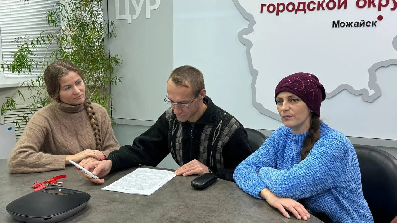 Вручение документов на новое жилье. Фото: пресс-служба администрации Можайского округа