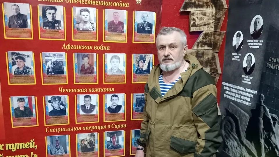У того самого стенда. Фото: личный архив Валерия Сайгакова