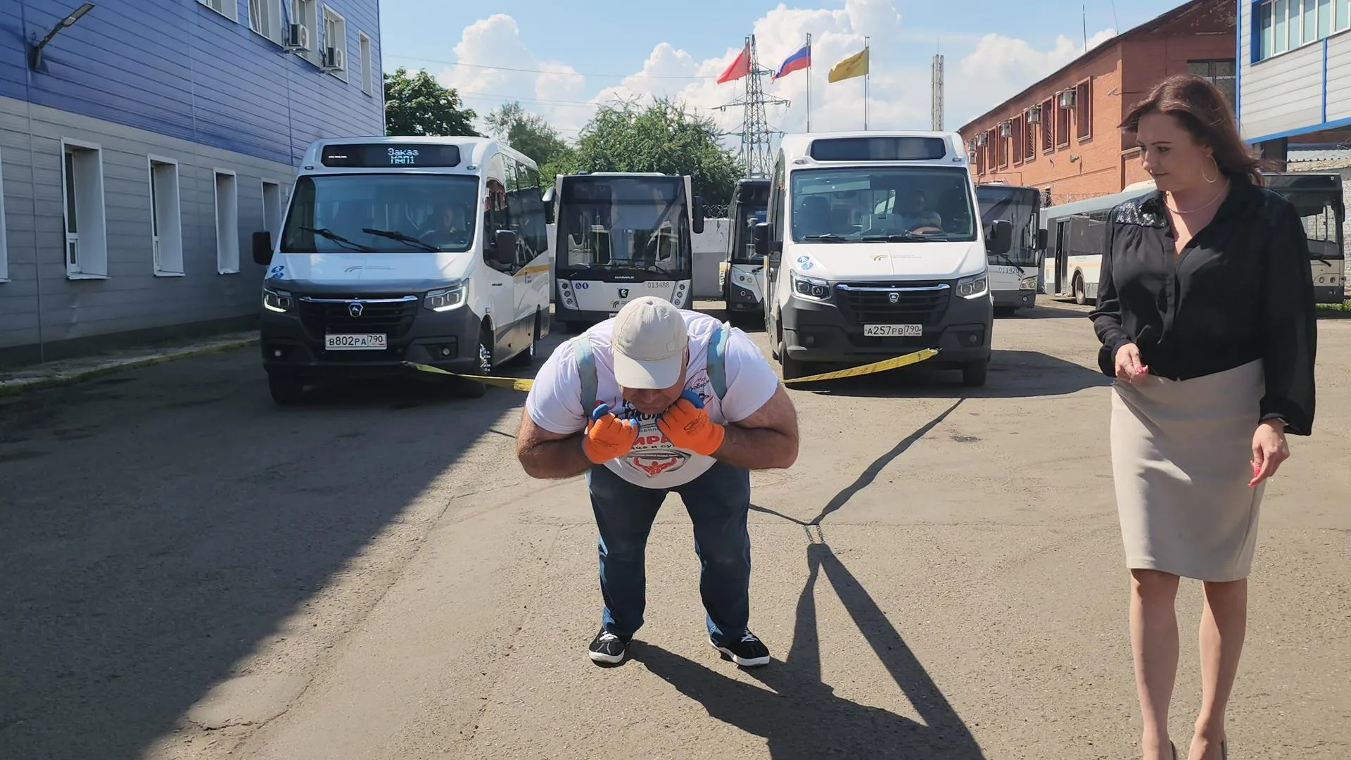 Во время движения Сергей разрушает стальные стержни