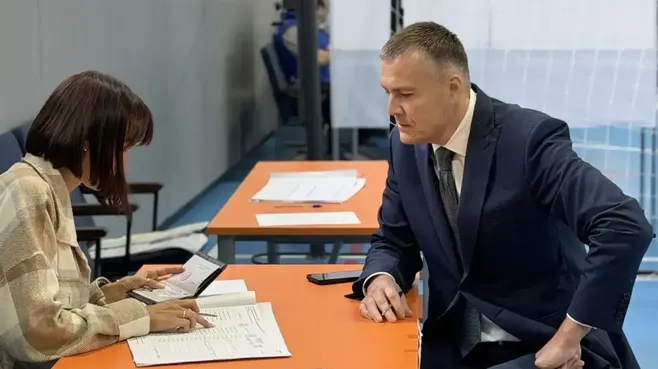 Депутат Мособлдумы Роман Володин проголосовал на выборах в Красногорске
