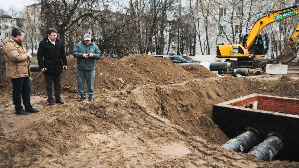 Депутат Госдумы Александр Толмачев на месте прокладки новой теплотрассы. Фото: Местное отделение партии «Единая Россия»