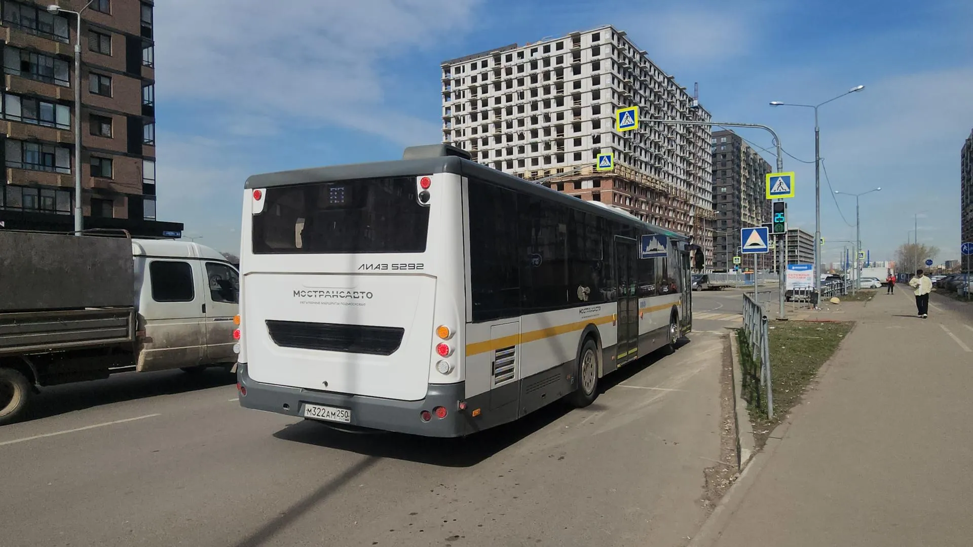 Первым 15 ноября 2025 года запустили маршрут №44 до метро «Котельники», по которому курсируют четыре больших автобуса марки ЛиАЗ.