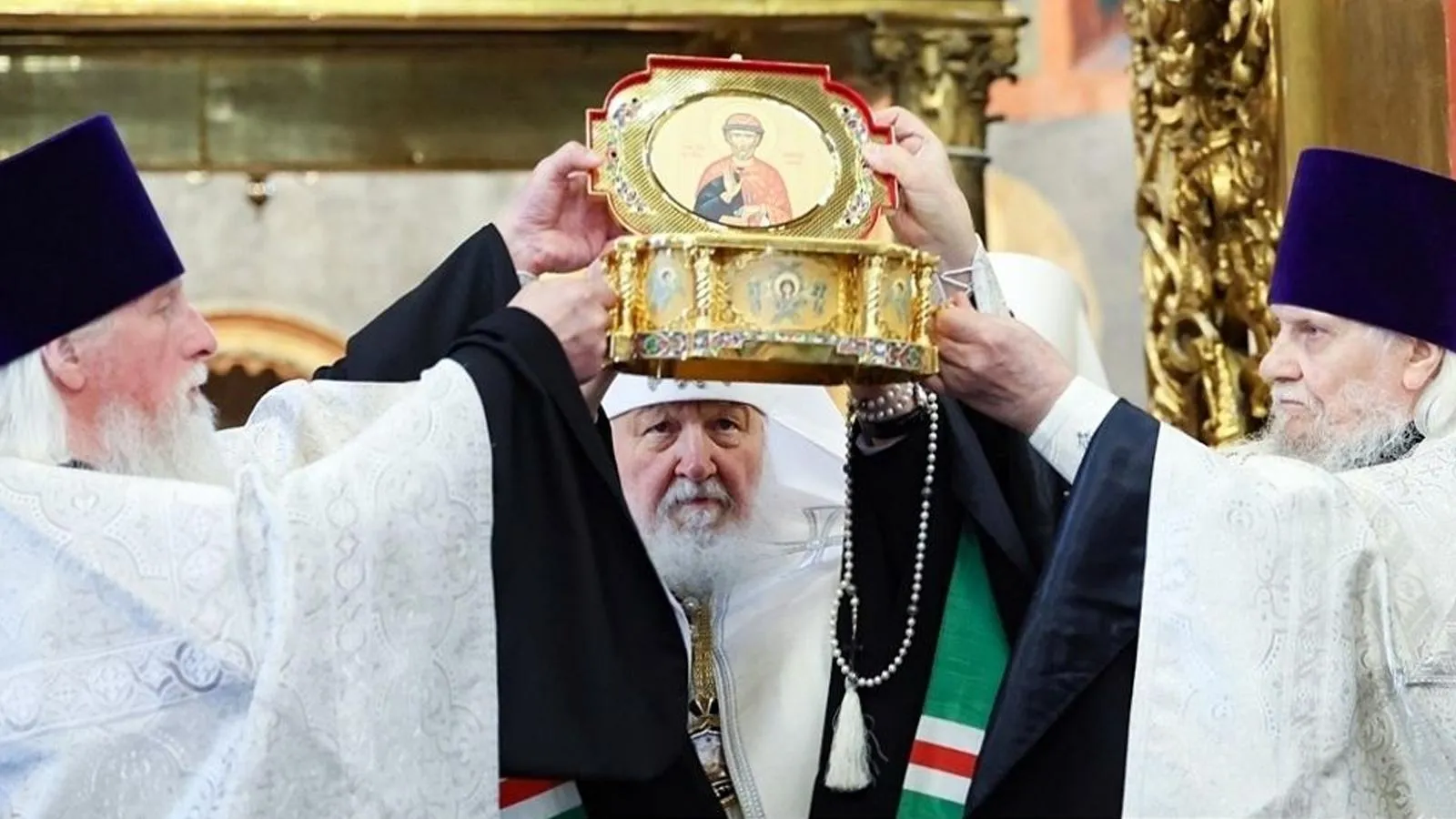 Патриарх Московский и всея Руси Кирилл во время молебна в Архангельском соборе у мощей князя Димитрия Донского, Москва. Вячеслав Прокофьев