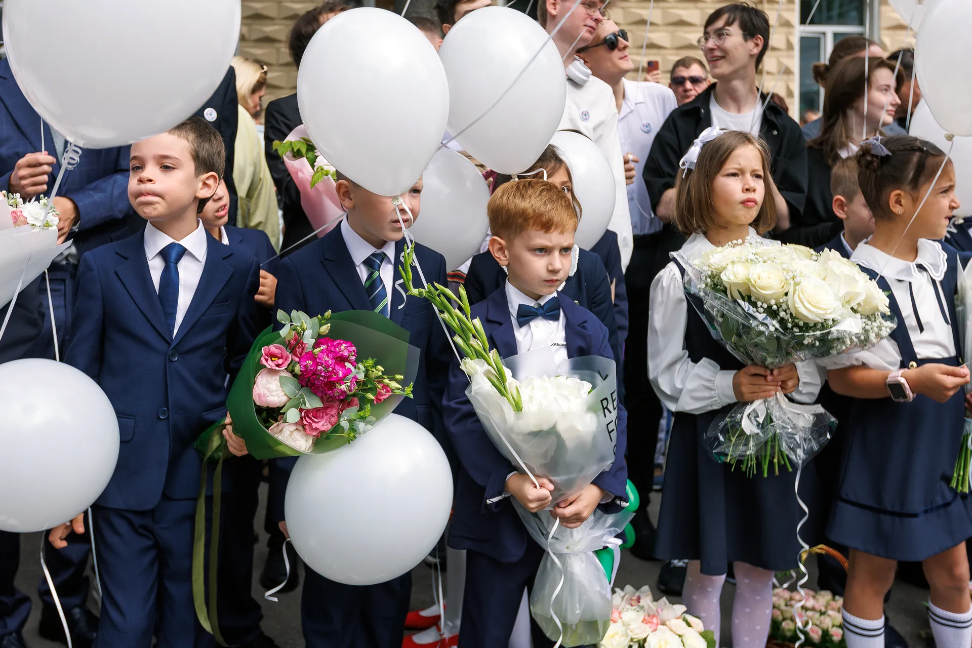 Первоклассники 1 сентября на линейке в школе