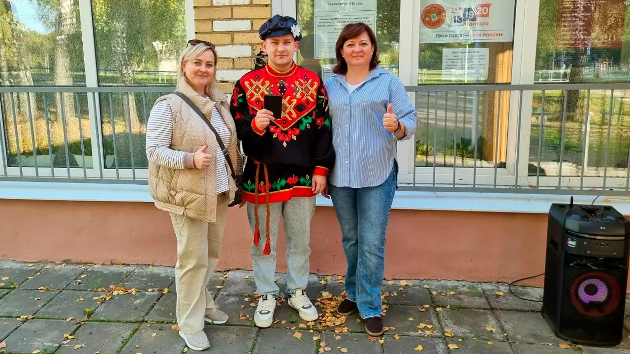 Михаил Свинухов (в центре)