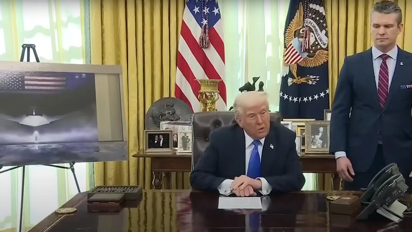 Президент США Дональд Трамп и министр обороны Пит Хегсет представляют истребитель F-47, Вашингтон, 21 марта 2025 года