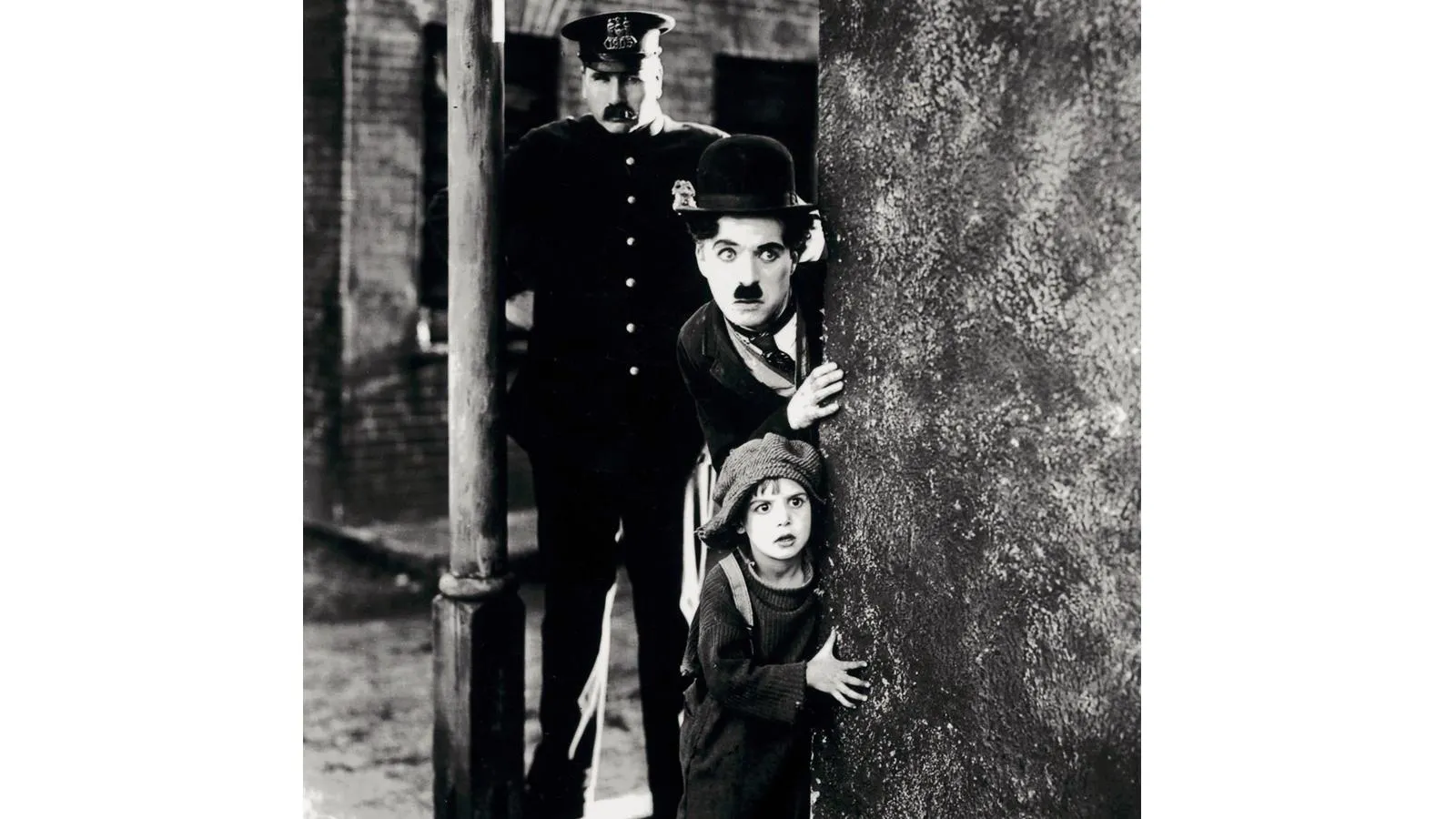 Чарли Чаплин и Джеки Куган в фильме «Малыш», 1921 год / Supplied by FilmStills.net