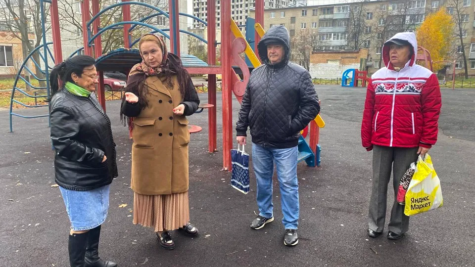 Замглавы Лосино-Петровского Валентина Тропанец (вторая слева) на детской площадке. Фото: Администрация г.о. Лосино-Петровский