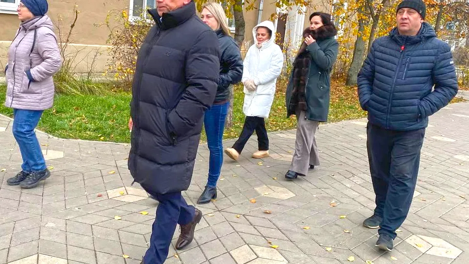 Замглавы Роман Мещеряков (в центре) на встрече с жителями улицы Октябрьская Фото: администрация г.о. Лосино-Петровский