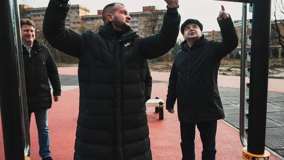 Глава г.о. Лосино-Петровский Сергей Джеглав (справа) на стадионе в поселке Свердловский Фото: администрация г. о. Лосино-Петровский