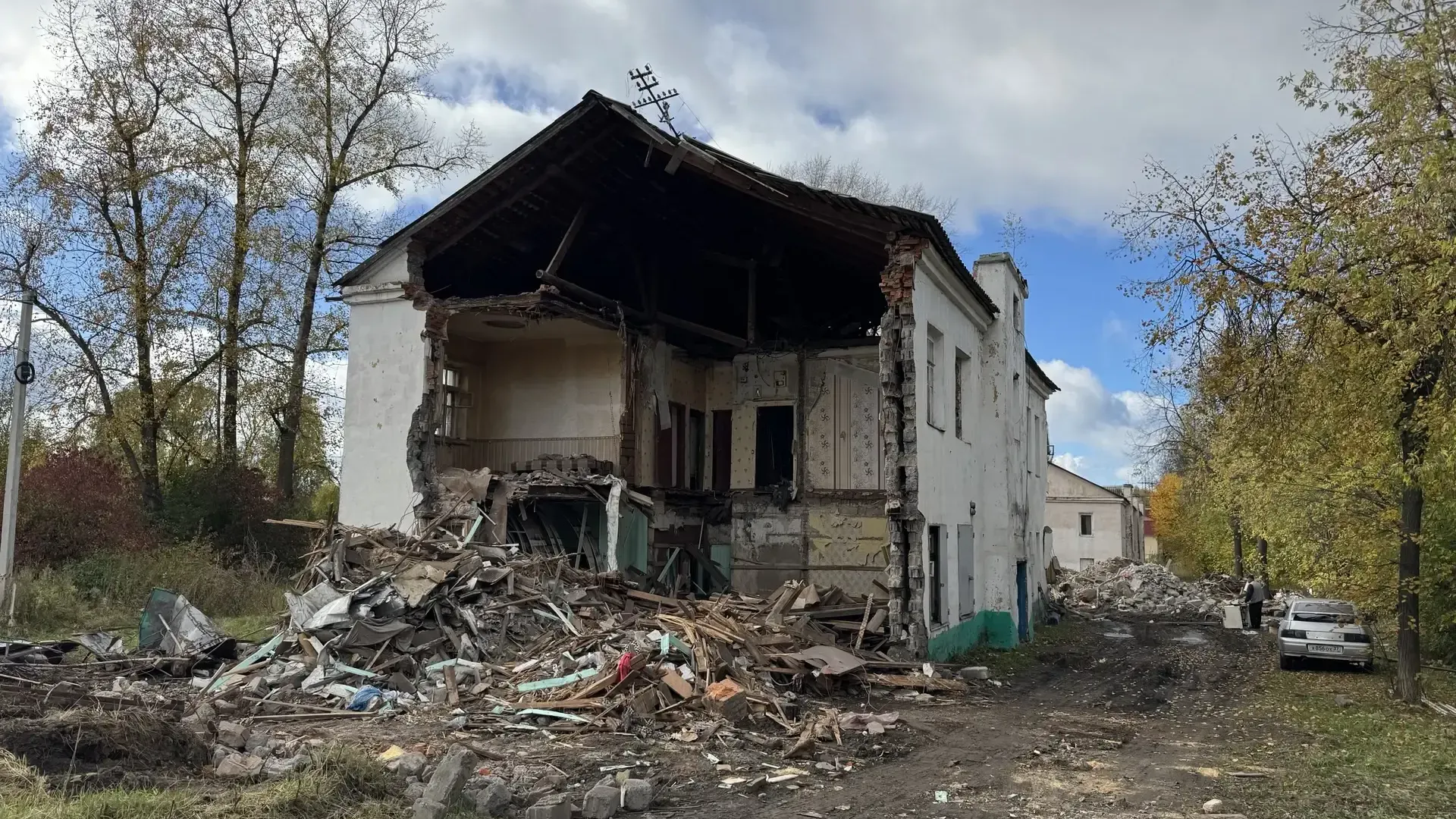 В Сергиево-Посадском начался снос аварийного жилого дома