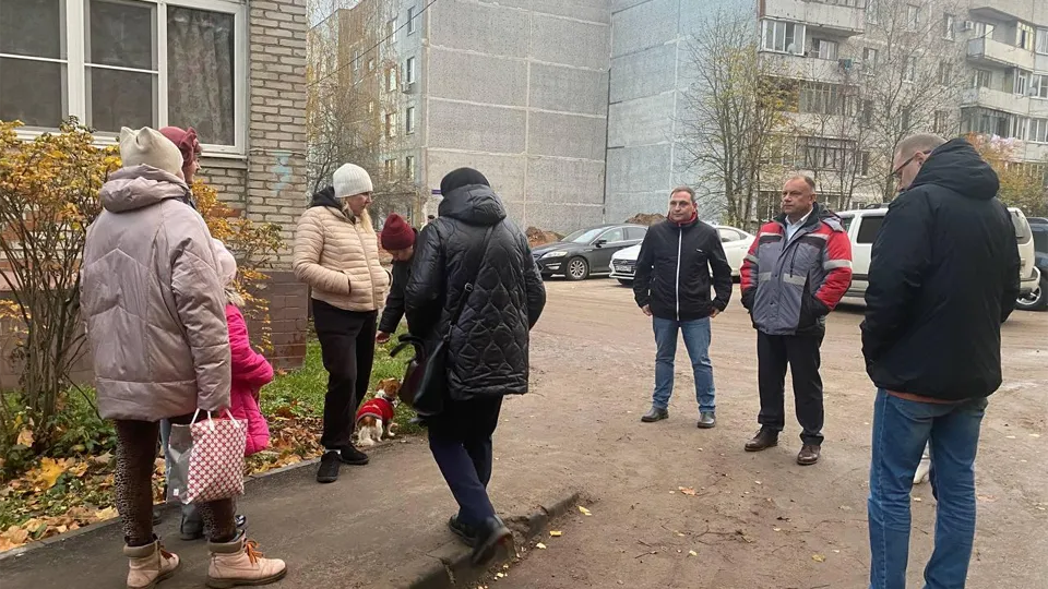 Замглавы Роман Мещеряков (второй справа) на встрече с жителями поселка Свердловский Фото: пресс-служба администрации г.о. Лосино-Петровский