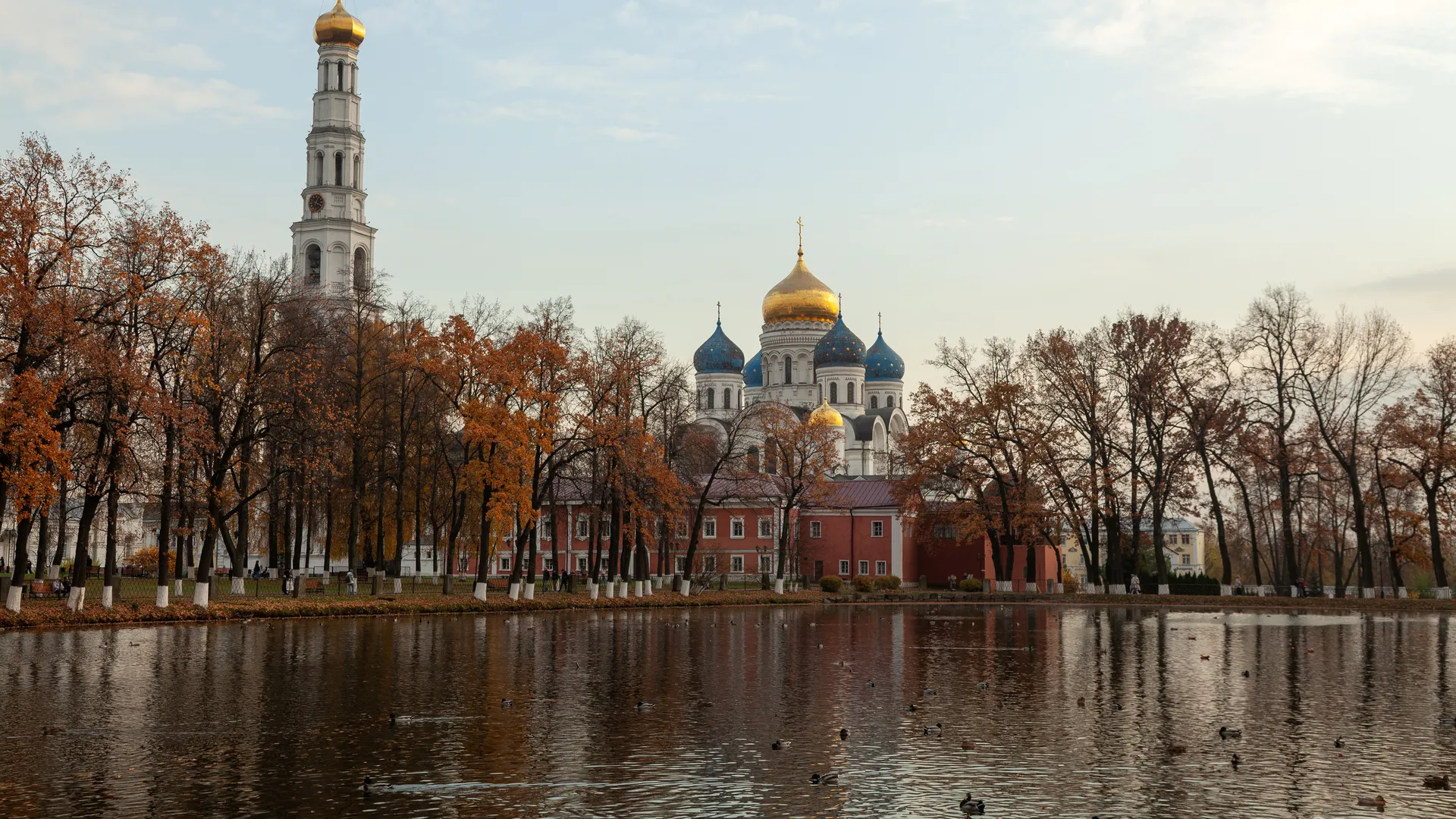 осенние виды набережной Верхнего пруда возле Николо-Угрешского монастыря города Дзержинский округа Люберцы