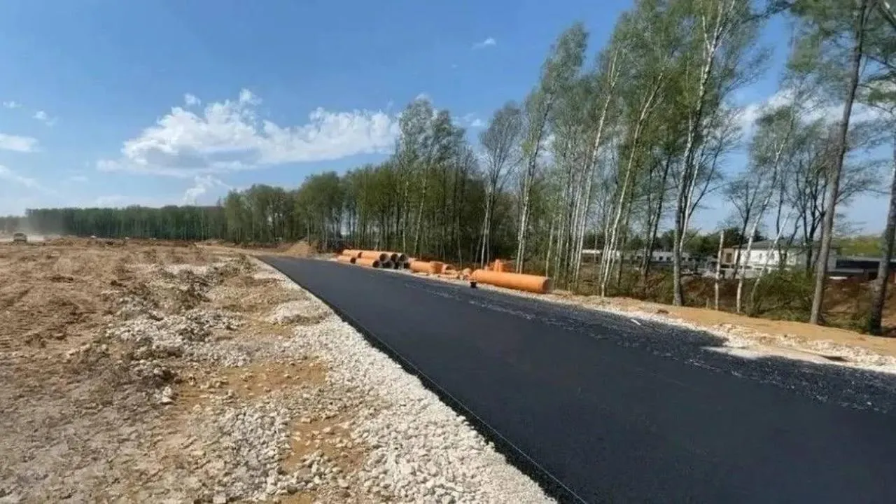 На строящейся дороге Путилково – Пятницкое шоссе в Красногорске дорожники приступили к асфальтированию