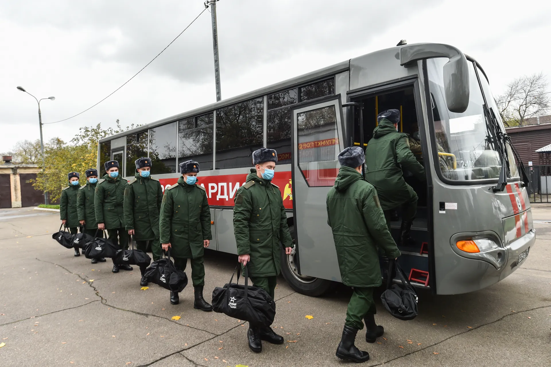 Отправка призывников к местам прохождения военной службы с городского сборного пункта Военного комиссариата города Москвы