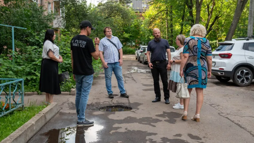 Павел Никишкин общается с жителями. Фото: пресс-служба администрации г. о. Фрязино&nbsp;