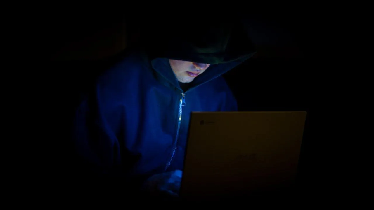 Обещал работу и новую жизнь, а забрал свободу: как распознать вербовщика