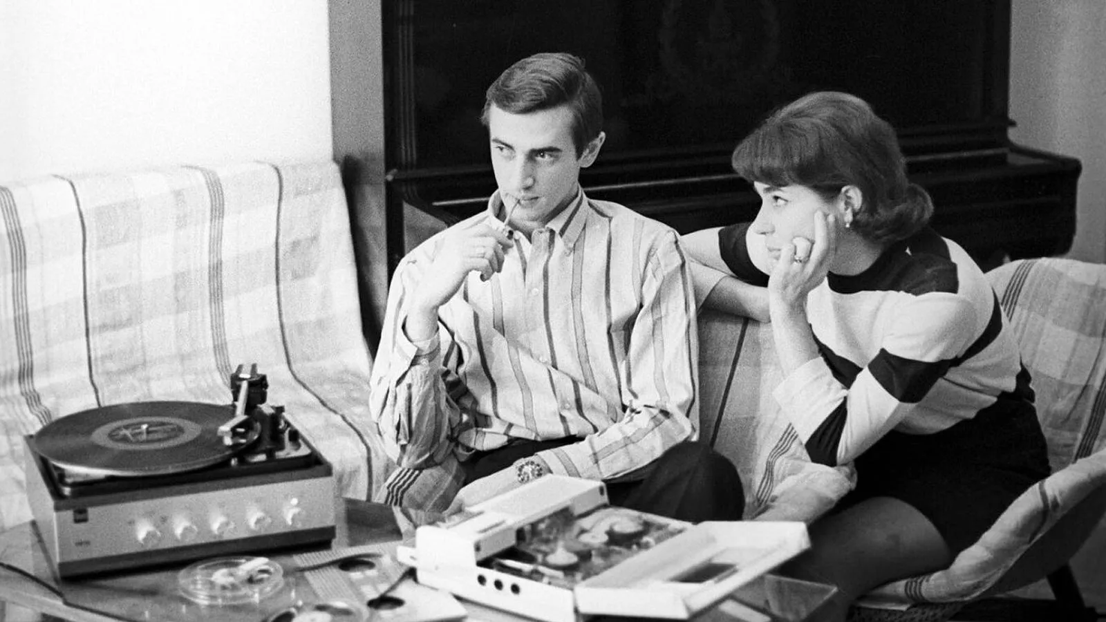 Людмила Пахомова и Александр Горшков выбирают музыку для танца, 1970 год. Морено