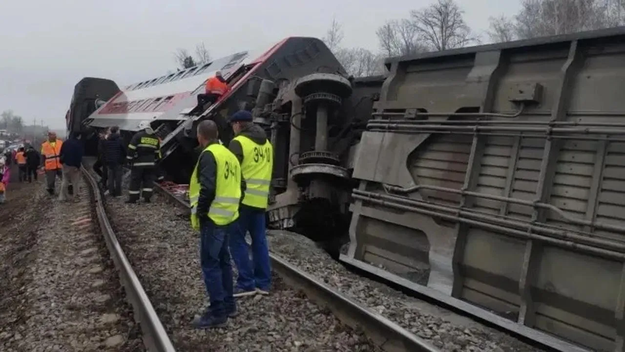 Сход поезда под Ульяновском: семь вагонов опрокинулись, десятки пострадавших — что известно
