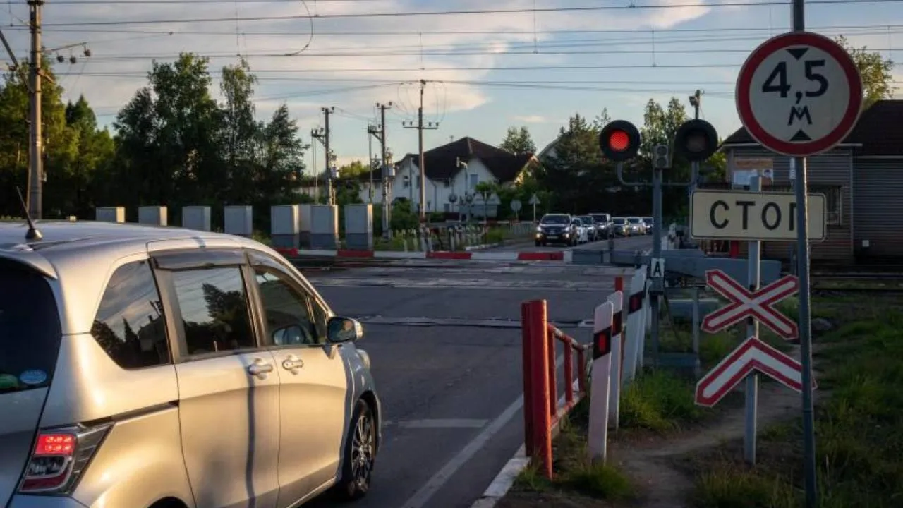 Профилактическая акция по безопасности стартовала на железнодорожных переездах Подмосковья