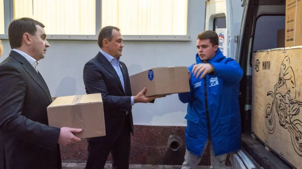 Отправка гумпомощи в Донецк. Слева направо: глава Реутова Филипп Науменко и спикер Мособлдумы Игорь Брынцалов.&nbsp;Фото: администрация г.о. Реутов