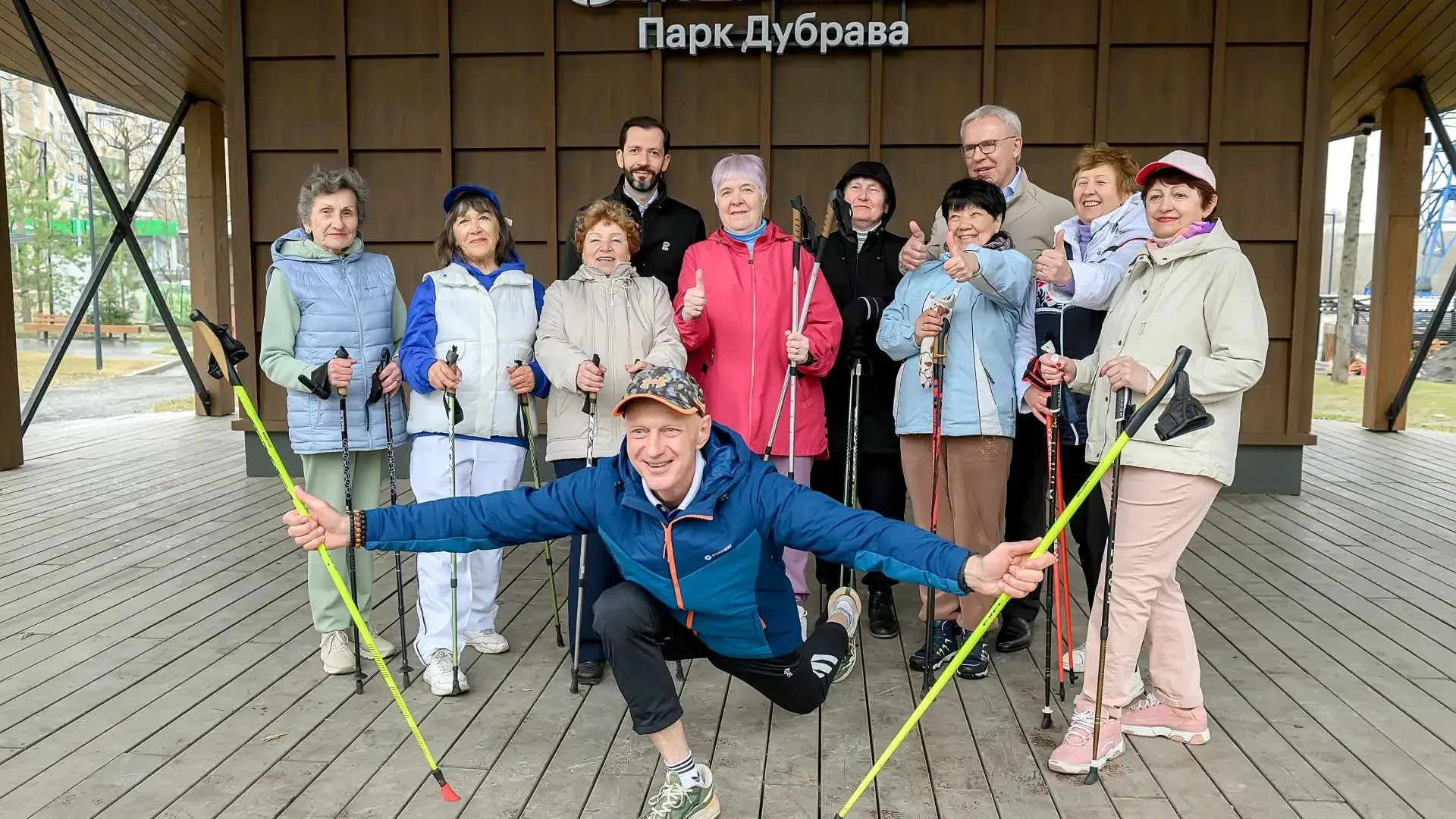 «Несмотря на дождь, есть крытая сцена»: как депутат Фетисов провел зарядку с участниками клуба в Климовске