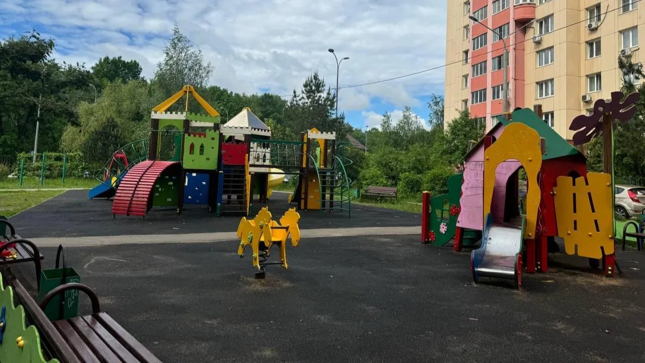 На детских площадках Подмосковья с начала лета отремонтировали 3,6 тыс. элементов