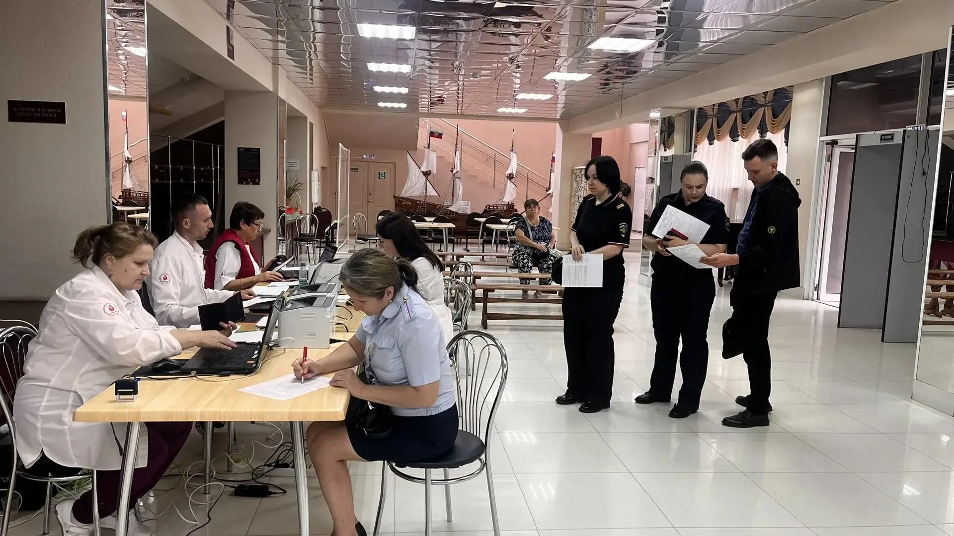 В Дне донора в Луховицах участвовали люди разного возраста и профессий: заводчане, медики, студенты, полицейские и др.