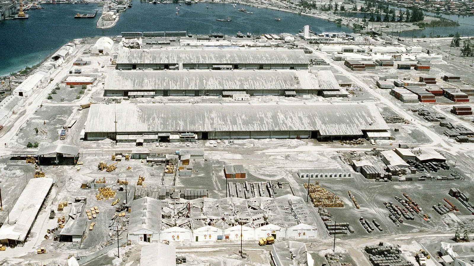Засыпанная пеплом Пинатубо территория военно-морской базы Subic Bay, 1991 год