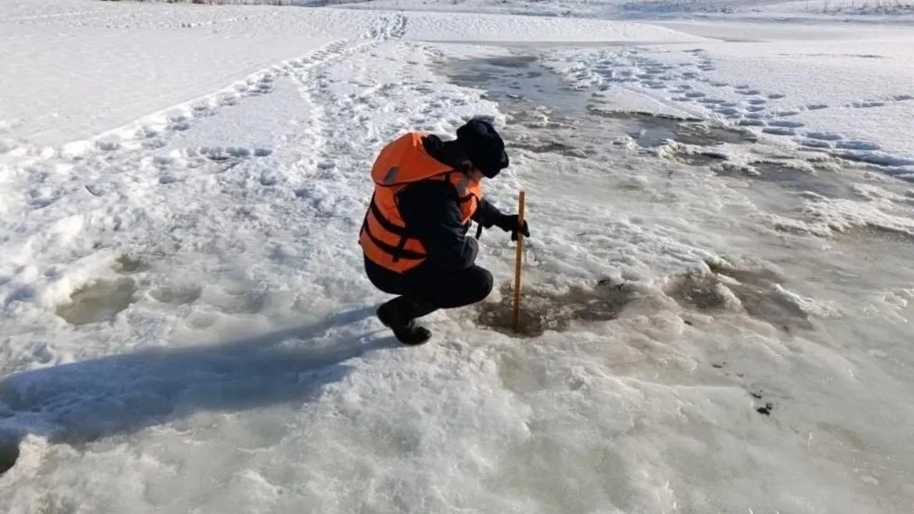 Жителям Подмосковья рассказали об опасности выхода на лед водоемов весной
