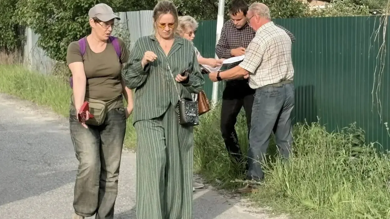 Жители Макарова добровольно переносят границы своих участков с самозахваченной землей ради строительства тротуара.