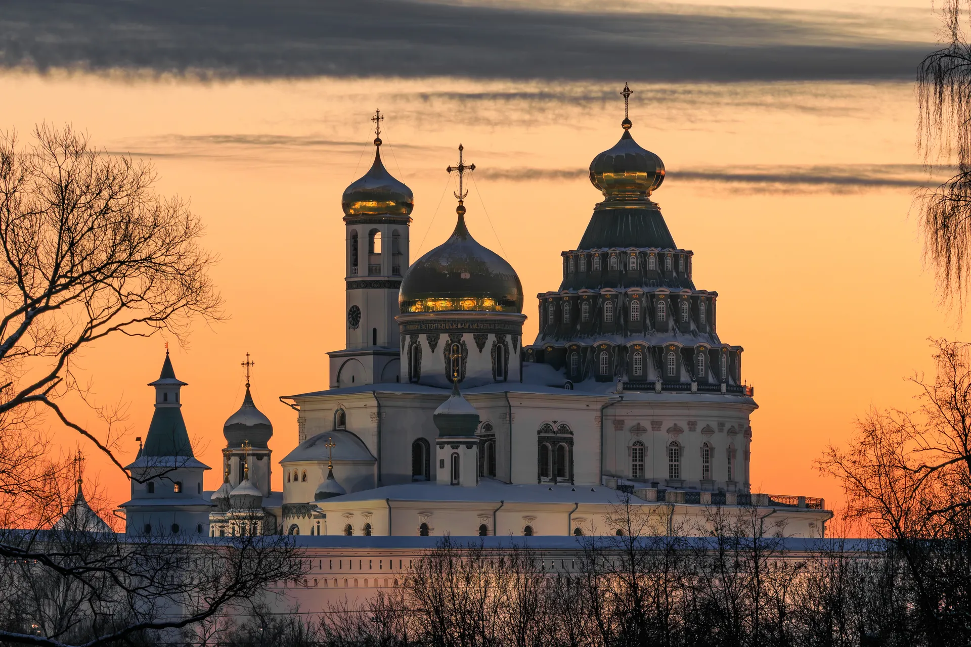 закат у стен Воскресенского Ново-Иерусалимского ставропигиального монастыря в Истре
