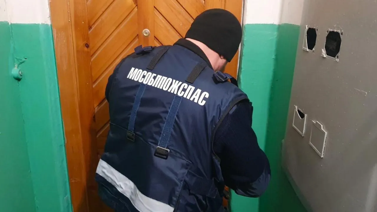 Спасатели Подмосковья помогли мужчине попасть в квартиру к его пожилой матери с инсультом
