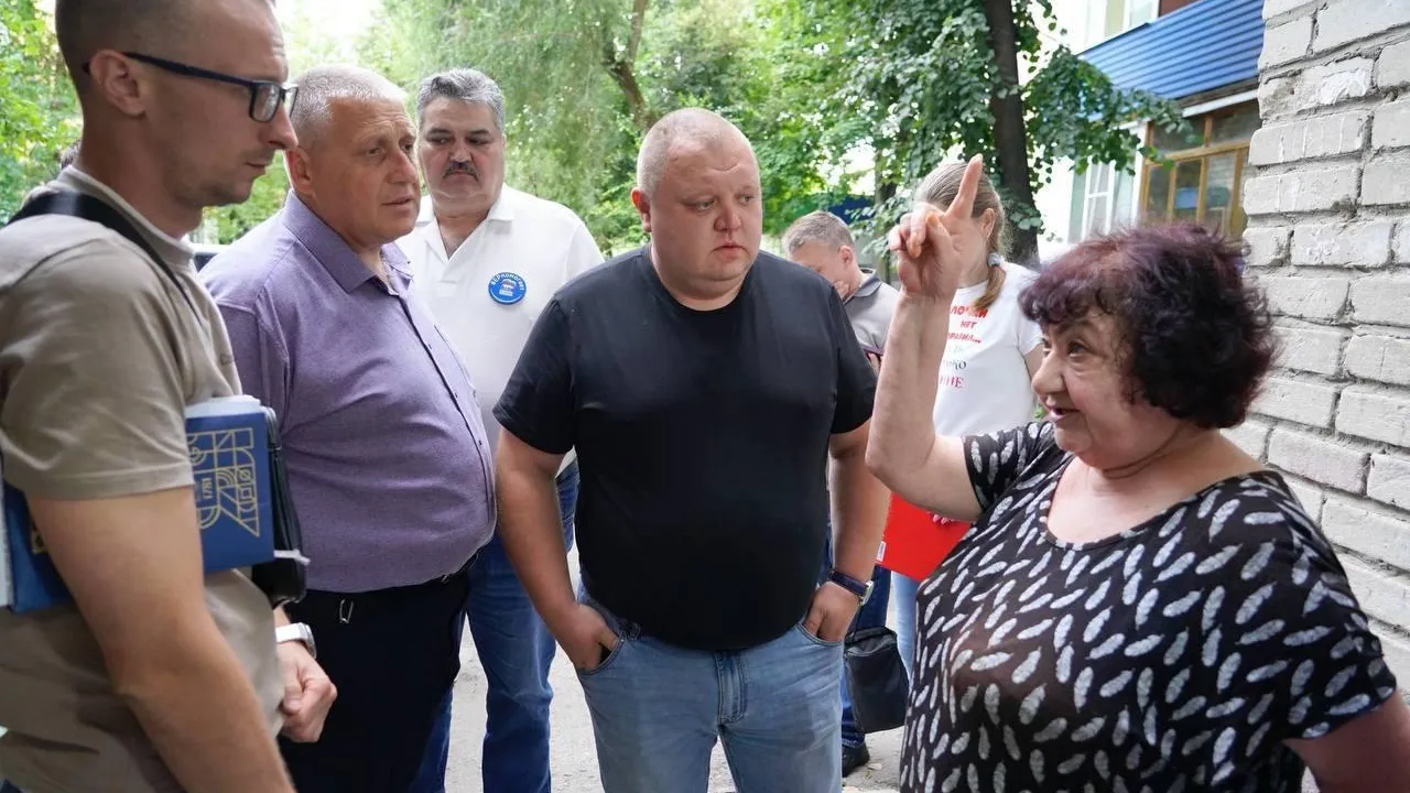 Замглавы Подольска проинспектировал проблемный дом в Климовске