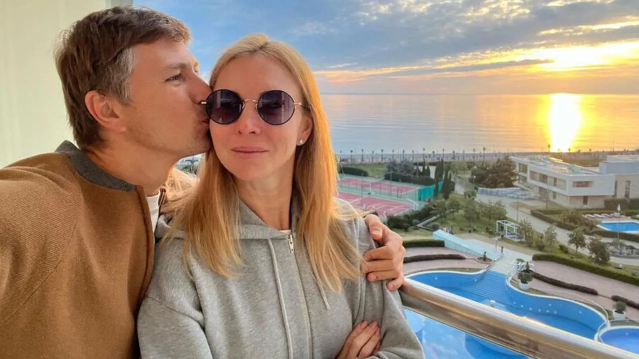 Алексей Ягудин показал, как отдыхает с женой и дочерьми на пляже