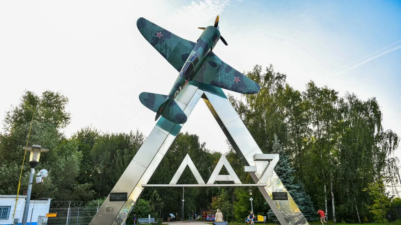 В Химках установлен памятник-макет легендарного фронтового истребителя Ла-7