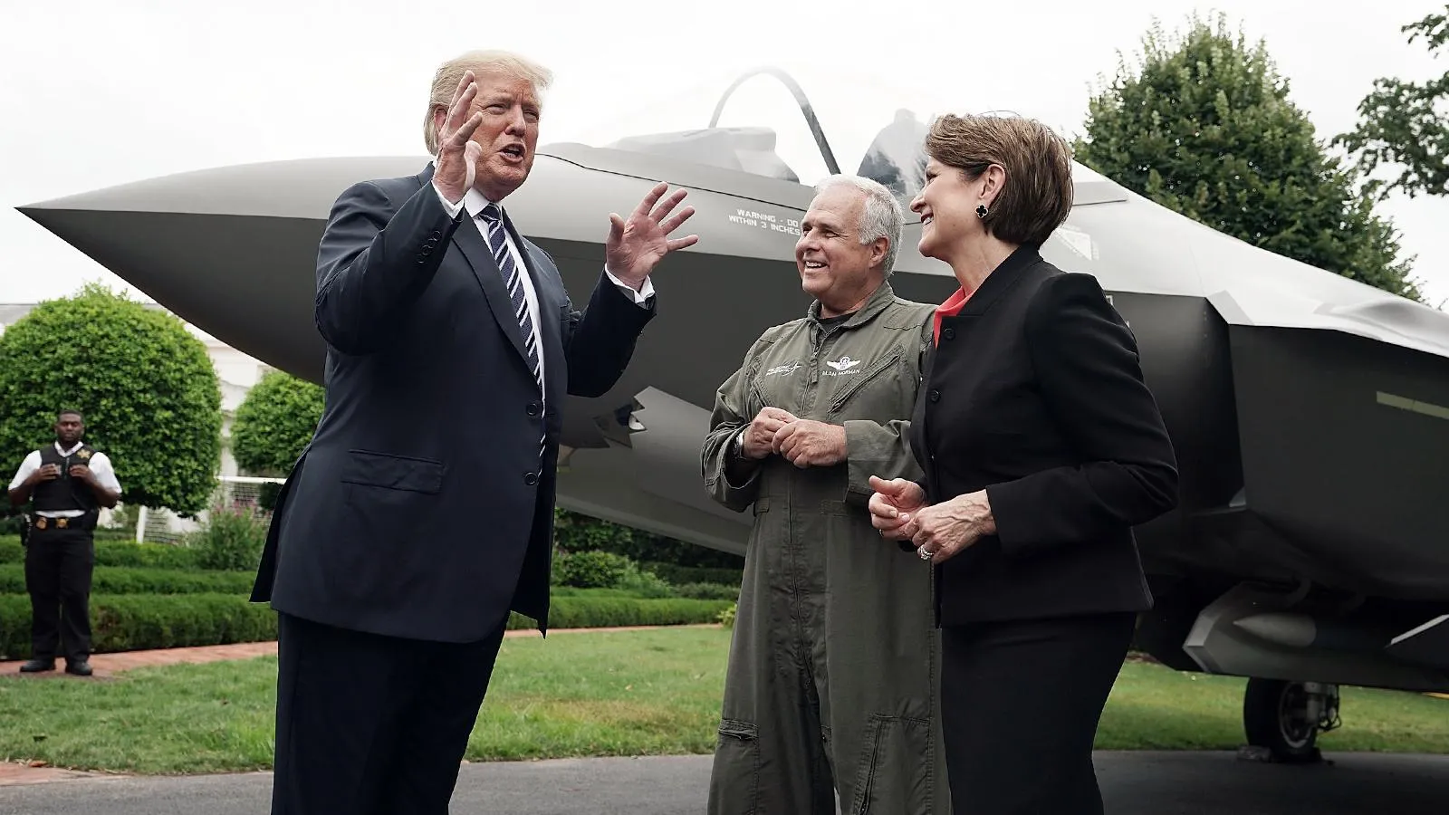 Дональд Трамп беседует с гендиректором Lockheed Martin Мэрилин Хьюсон и главным летчиком-испытателем Аланом Норманом возле истребителя F-35, 23 июля 2018 год. Alex Wong