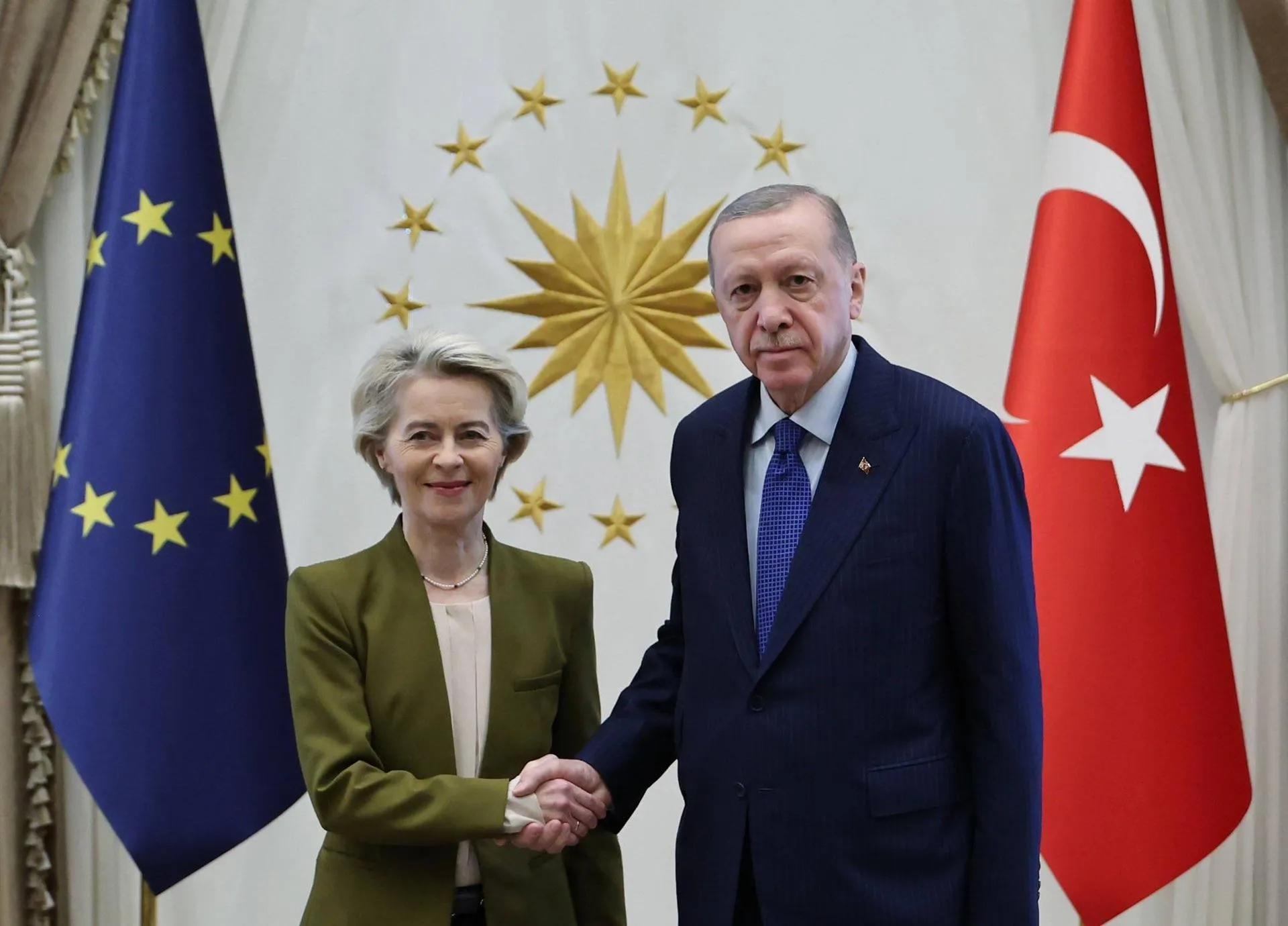 Председатель Европейской комиссии Урсула фон дер Ляйен и Эрдоган. IMAGO/Turkish presidency apaim