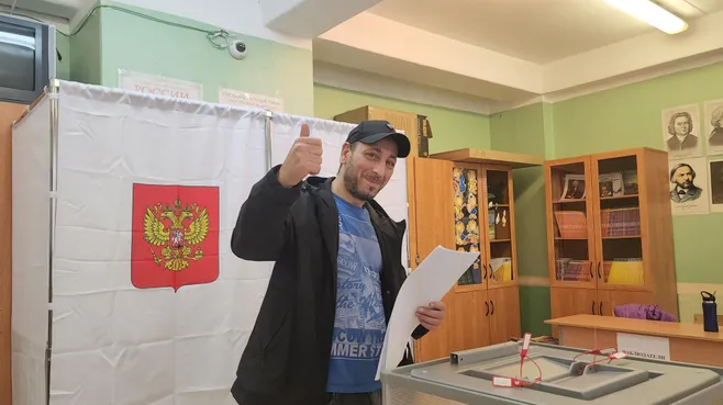 Первым избирателем на участке № 1453 стал работник метрополитена Матвей Губанов.