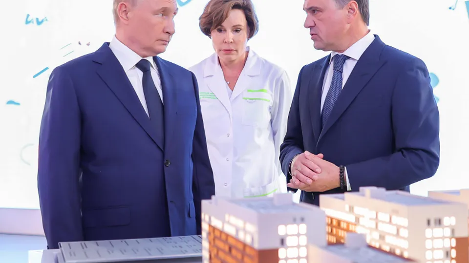 Владимир Путин и Андрей Воробьев на открытии Детского клинического центра имени Л. М. Рошаля в Красногорске. Фото: пресс-служба губернатора и правительства Московской области
