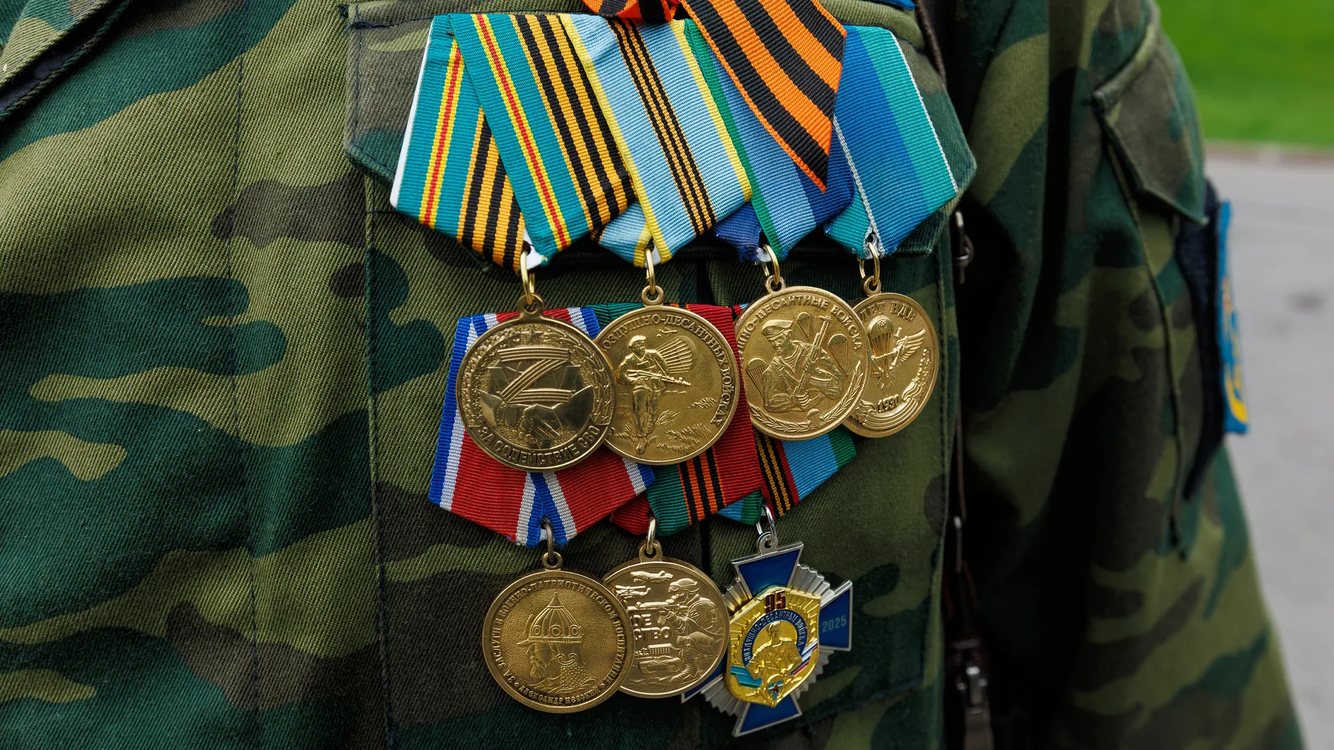 Медали на груди ветерана боевых действий в День Победы