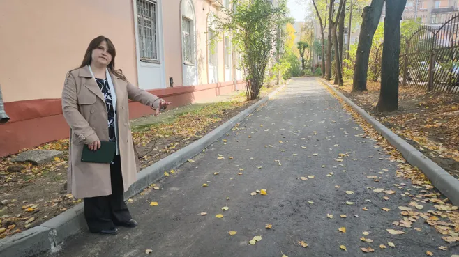 Рабочие уложили новое асфальтовое покрыти
