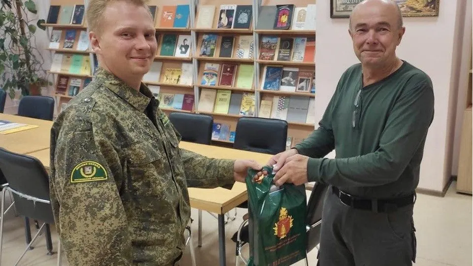 Приз за победу в конкурсе вручили Андрею Киселеву (на фото справа)Фото: Комлесхоз МО