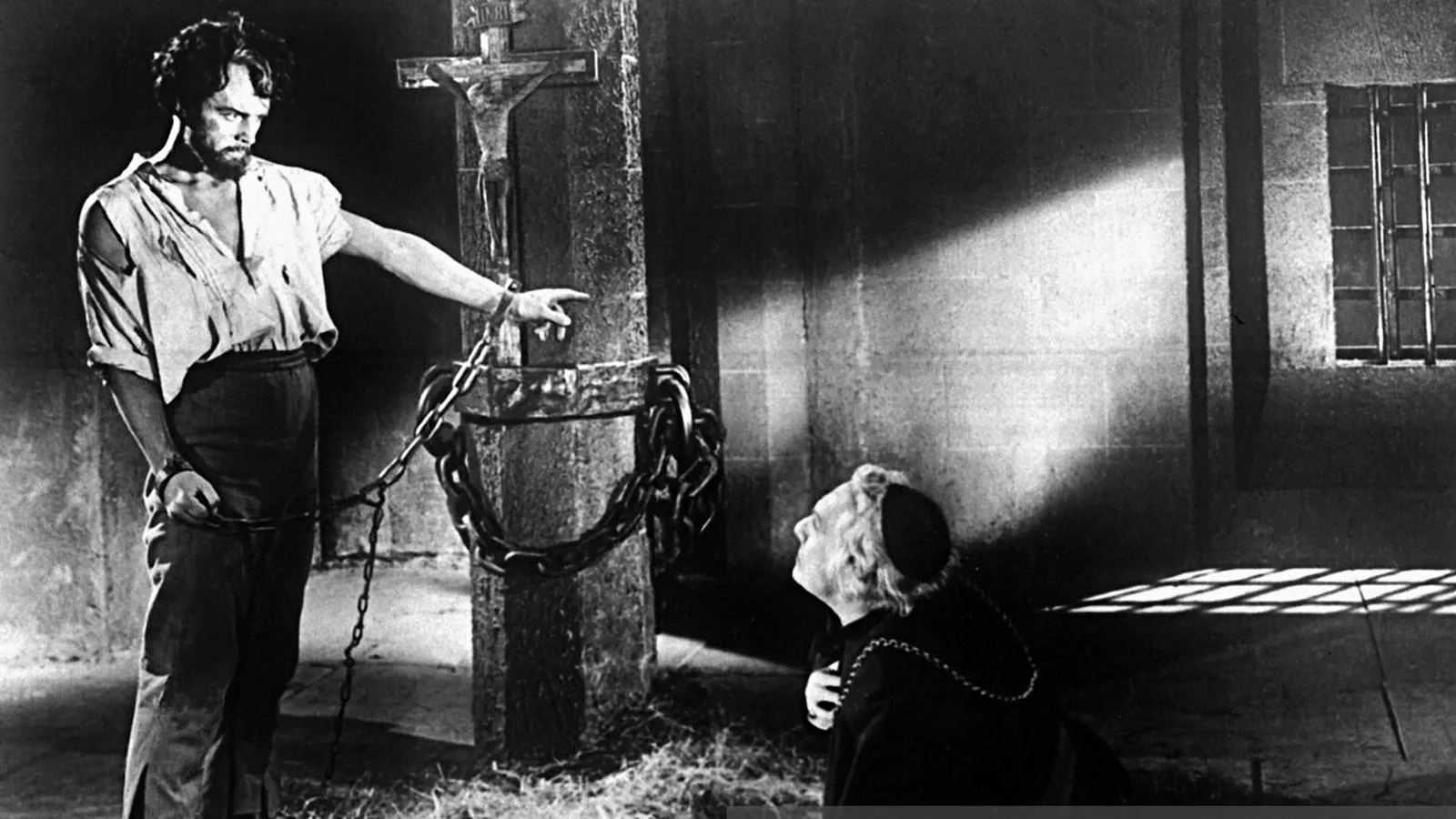 Олег Стриженов (стоит в цепях) в фильме «Овод», 1955 год