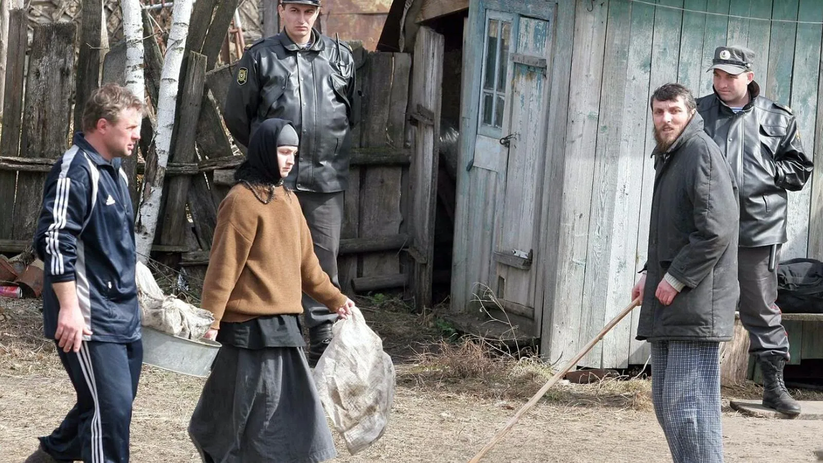 Петр Кузнецов (справа) во дворе молельного дома. Максим Богодвид